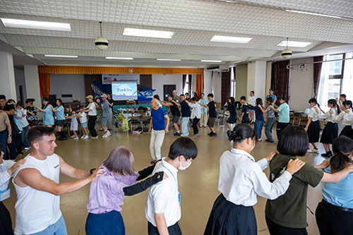みんなでダンスを踊る様子