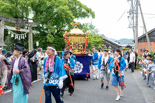 神輿が八坂神社を出発する様子