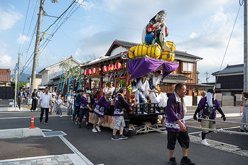 山車を古祇園まで運ぶ様子