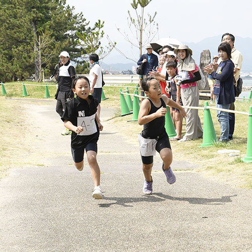 お互いに譲らない力走を見せる選手