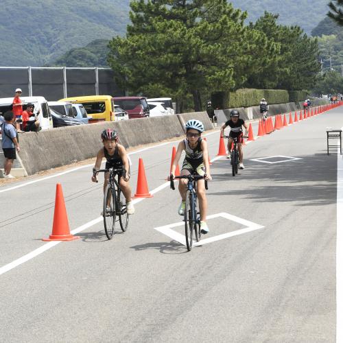 さわやか海岸沿いの道路を駆け抜ける選手