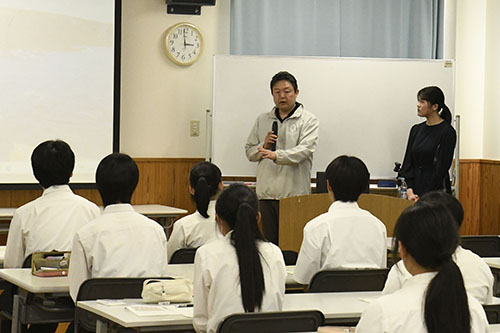 参加した生徒にエールを送るは原田医師と松尾医師