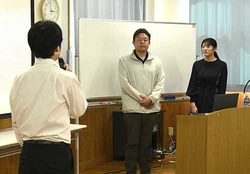 生徒の感想を聞く両医師