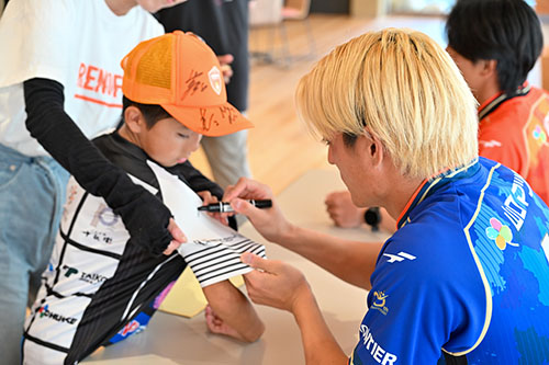 市役所1階ロビーで行われたサイン会の様子