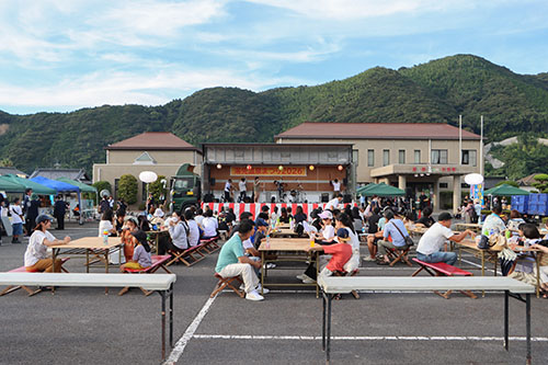 会場ステージ前の様子