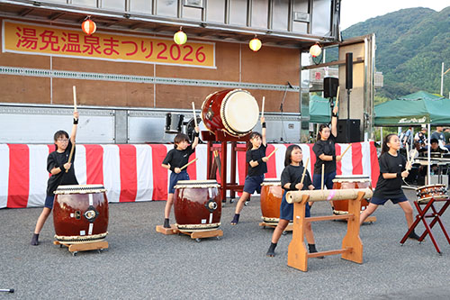 太鼓を演奏する三隅清風太鼓の子どもたち