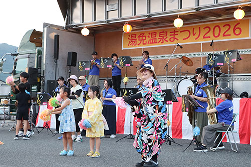 楽々団による演奏の様子