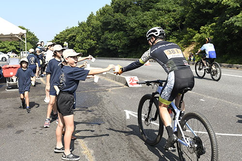 給水ポイントではスポーツ少年団の子どもが声援とともに水を提供しました