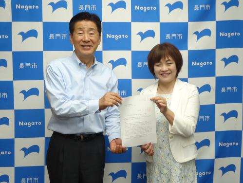 諮問書を手にする河野会長(右)と江原市長