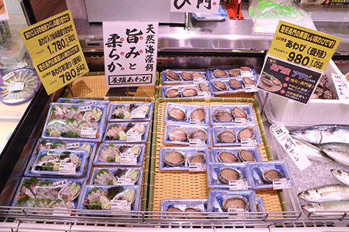 お店に並んだ養殖アワビ