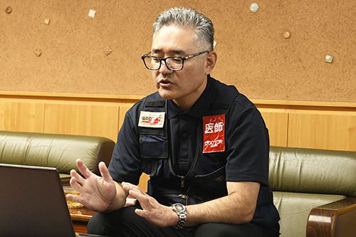 被災地の状況を説明する谷医師