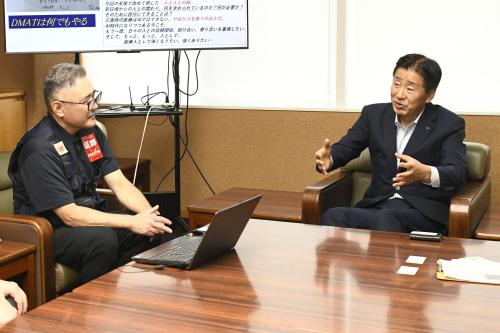 谷医師と市長が防災について意見を交わす様子