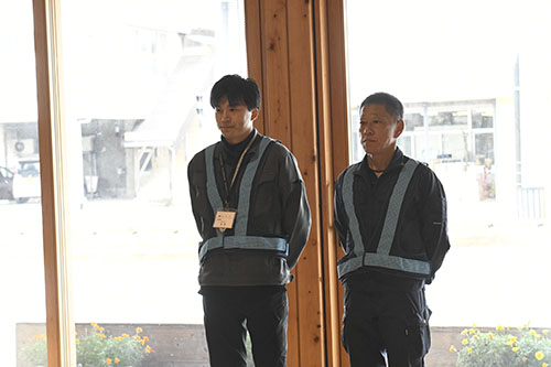 第1陣として出発する職員