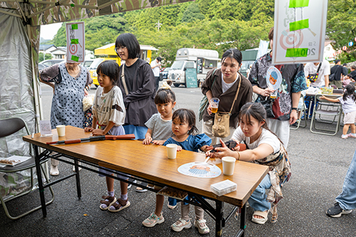 射的をする参加者