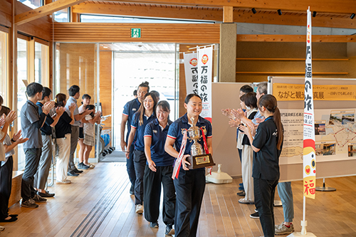市役所ロビーで選手をお出迎えする様子