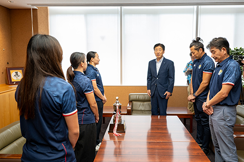 4連覇・優勝をたたえる市長