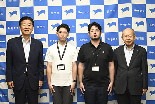 派遣職員2人（中央）と江原市長（左端）と大谷副市長