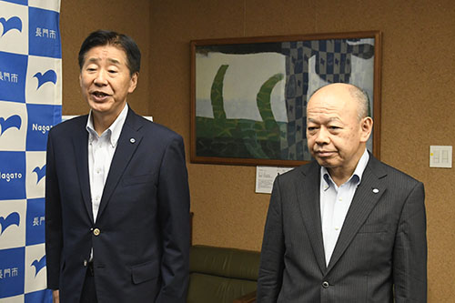 職員を激励をする江原市長（左）