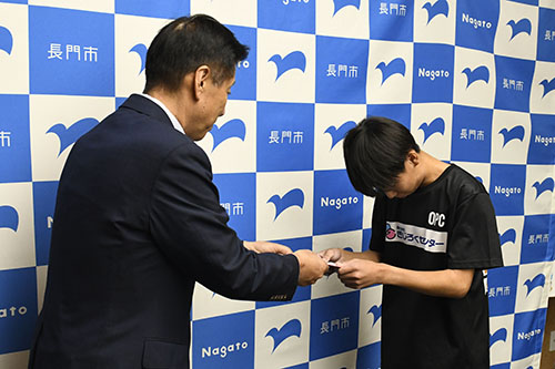 激励費を江原市長から受け取る小林さん