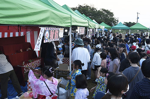 屋台には長蛇の列ができました