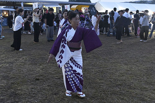 油谷音頭にあわせて踊る参加者