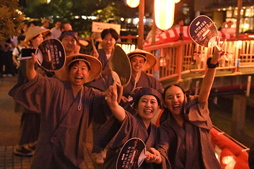 楽しそうに写真に応じる参加者