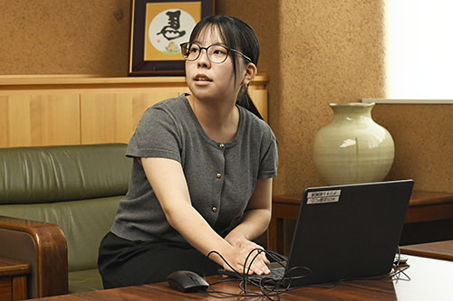 活動内容について説明する下村さん