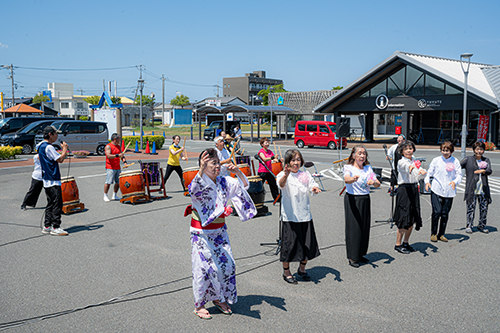 みすゞ音頭を育てる会「青波」とカルスト草炎太鼓のコラボ演奏