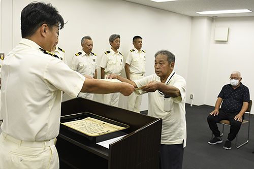 表彰状を受け取る松本さん