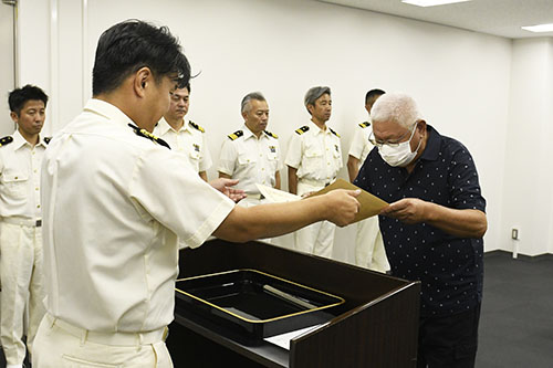 表彰状を受けとる中村さん