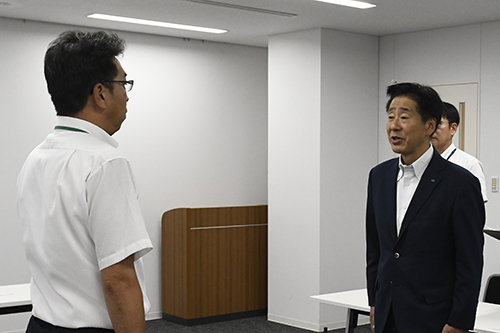 報告を受ける江原市長（右）