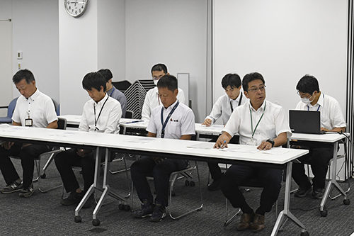現地の状況について説明する職員