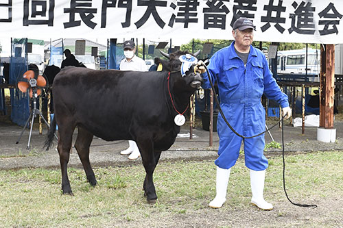 グランドチャンピオンに輝いた「せんじゅ」と平尾さん