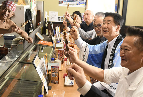 「やきとり、さいこー」の掛け声を上げる江原市長ら