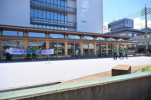 長門市役所市民広場にランナーが到着