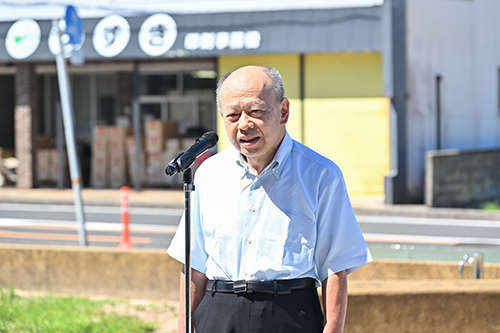 ランナーを激励する大谷副市長