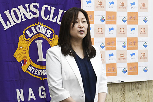 あいさつする長門ライオンズクラブの村川あかね会長