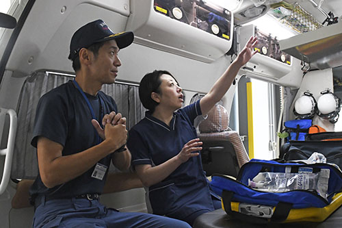 救急車内の資材を点検する様子