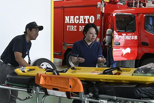 救急車のストレッチャーの仕組みを学ぶ永井看護師