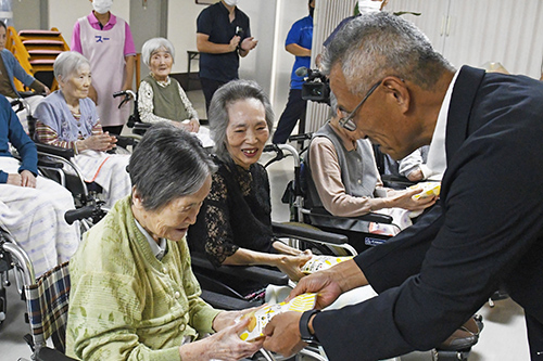 末永組合長からお菓子を受け取る利用者