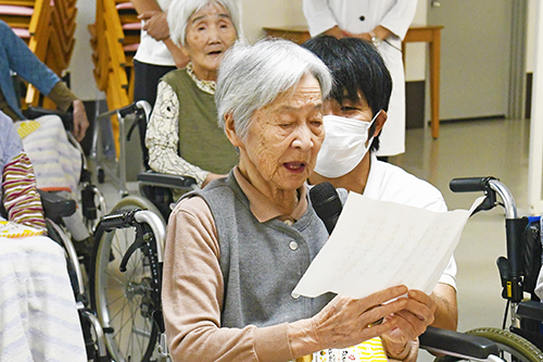 謝辞を述べる村田さん
