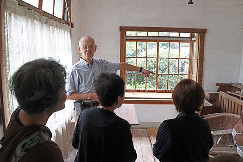 離れの思い出について語る岡藤さん