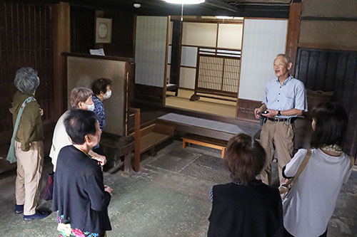 造り酒屋だった往時を思わせる土間