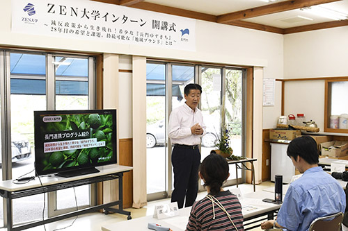 あいさつする江原市長