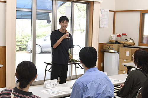 自己紹介する学生
