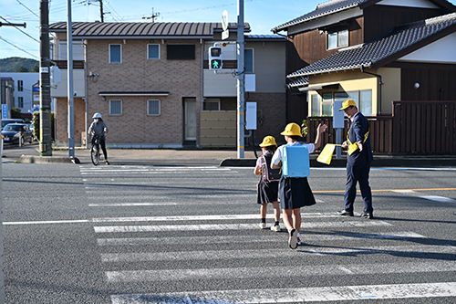 交通立哨を行う江原市長