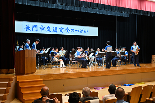 山口県警察音楽隊による演奏の様子