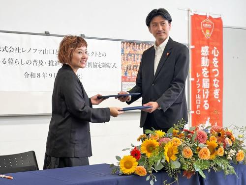 署名後、協定書を取り交わしました