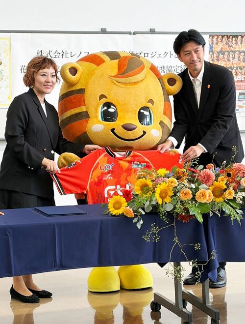 締結後には渡部社長から末永代表幹事へユニフォームが贈呈されました