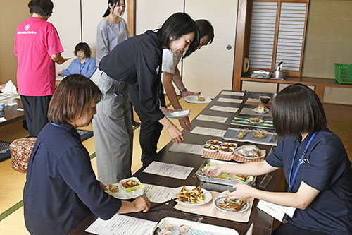 12作品をチェックする審査員